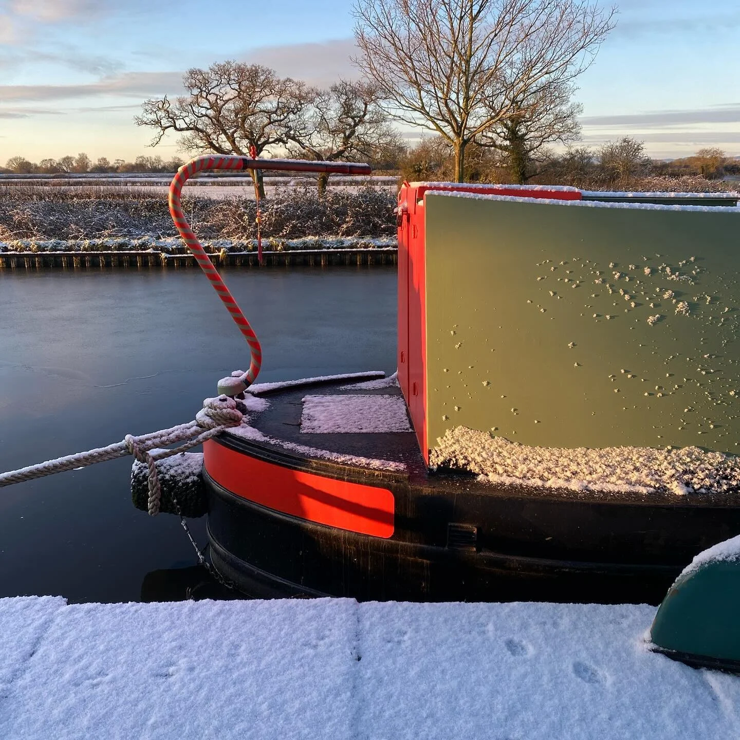 What a difference 12 hours makes&hellip;.. we&rsquo;ve had snow and down to -4&hellip;.. mud free day ahead. Both me and Luna are quite excited about this!!!! Still toasty on board though.
How&rsquo;s everyone doing in this crazy weather? 
#narrowboa