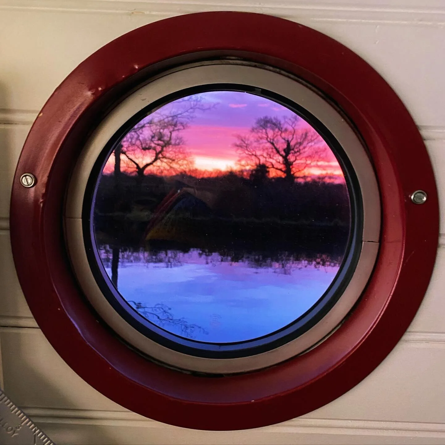 Skies over the Cheshire plain hardly ever disappoint. Especially in this glorious period of little rainfall we are having. Frosty morning and pink and orange skies to welcome February.
#porthole #narrowboat #sunset #viewfromtheoffice