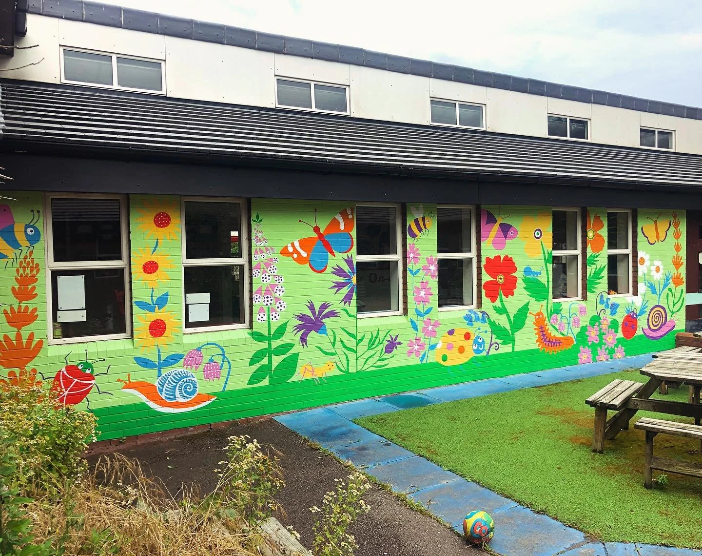 That&rsquo;s a wrap!!! The bug and flower colour fest mural @ Guilden Sutton COE Primary School is done.
❤️💛🧡🩷💜🩵💙💚 Its turned out so much more brighter and more awesome than I expected. Thrilled to bits with it!!!

Thank you Guilden Sutton COE