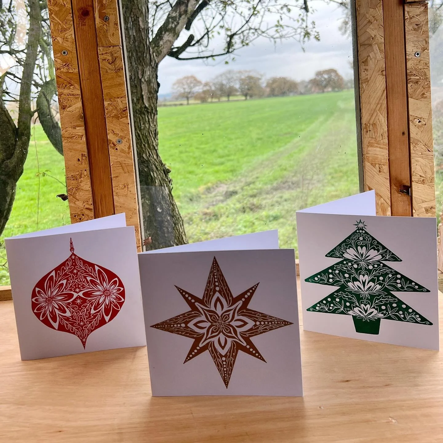 &hearts;️💛💚 GIVEAWAY 💚💛&hearts;️ To celebrate my beautiful husband&rsquo;s birthday 🥳🥳🥳 today&hellip; I  am giving away one of each of my handprinted Christmas cards (Christmas Tree, Bauble and Star).

To enter:-

&hearts;️ follow my page
💛 t
