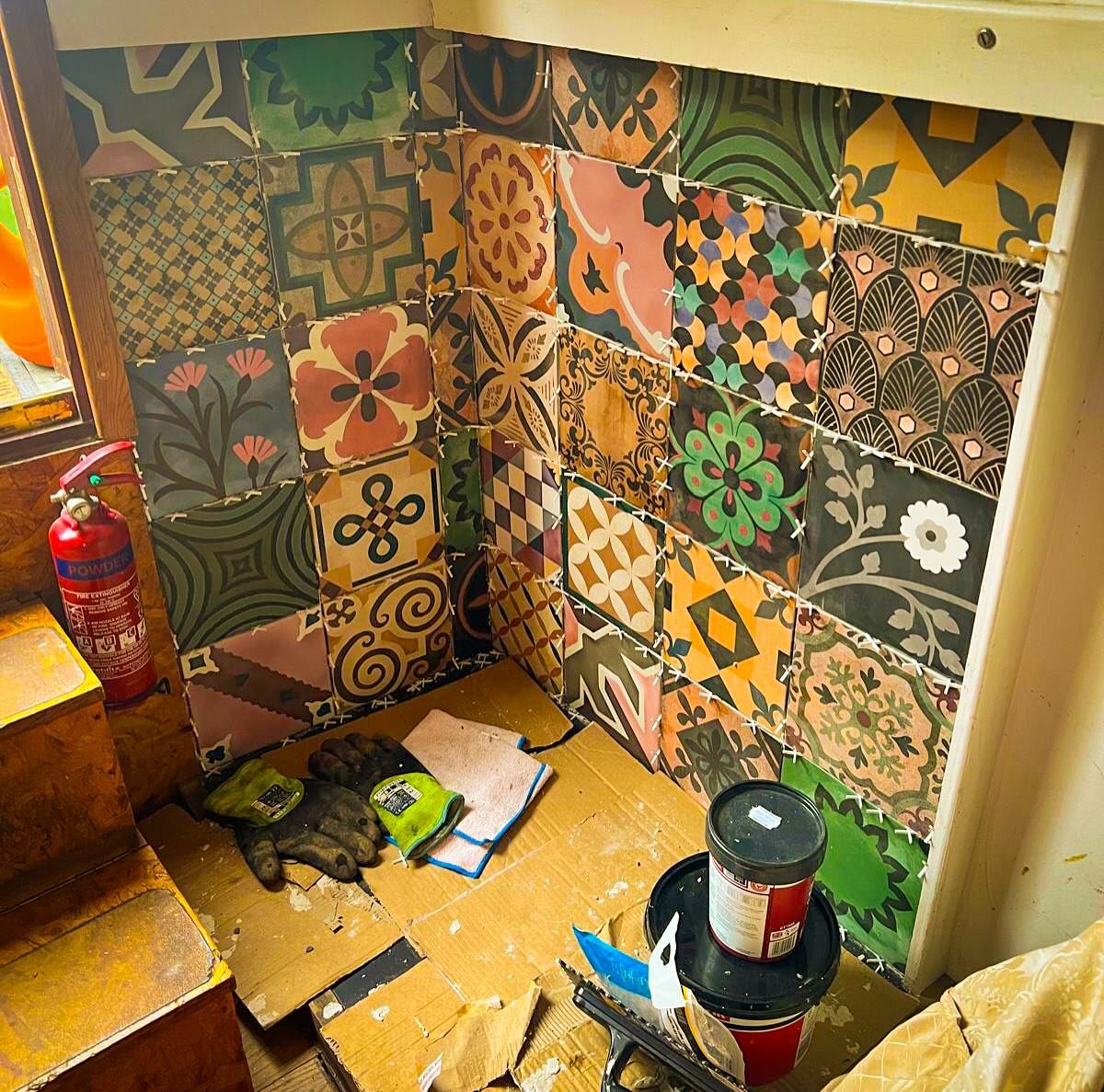 Well she&rsquo;s only gone and finished the tilling. Hasn&rsquo;t she done amazeballs!!!! So proud of you for getting this done while I&rsquo;ve been cutting up the van&hellip; you are awesome @michellepickeringprints 
#narrowboatlife #narrowboatinte