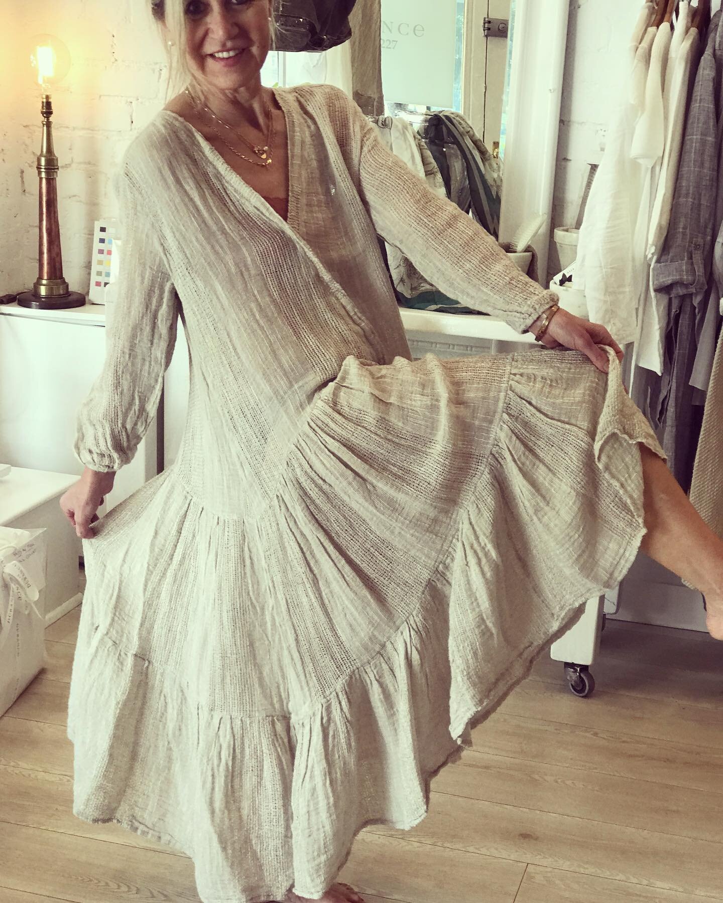 100% Linen, exclusively made in Positano for Estilo Emporio. Love Lucy in this dress  #estiloemporio #luxurylinen #chic #style #luxurylifestyle #europeanstyle #italianfabrics