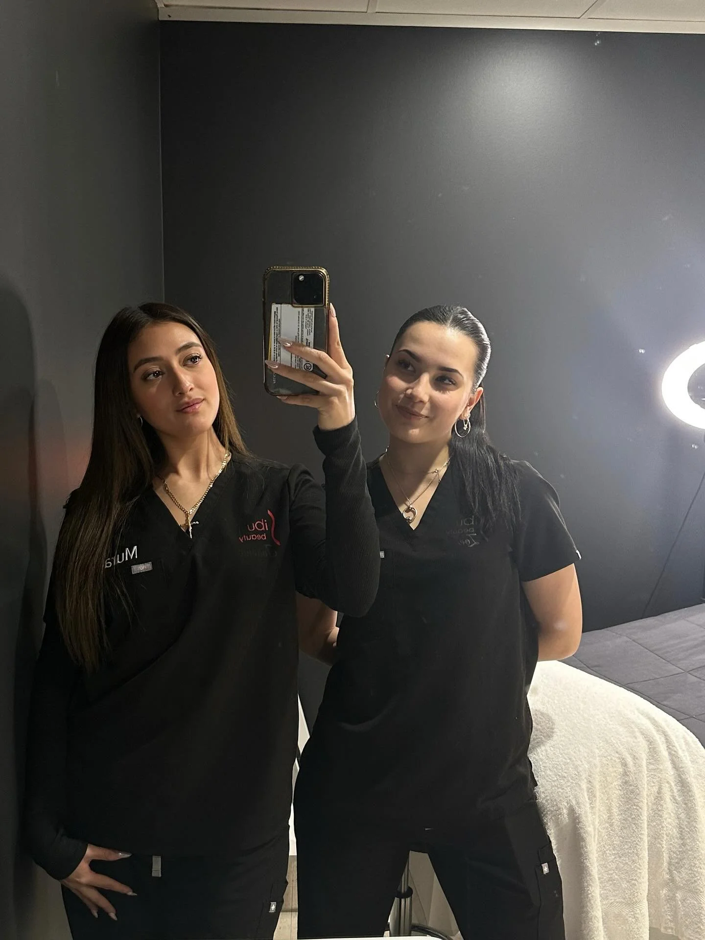 Serving looks AND lashes, always✨
Maria and Olivia, your lash extension dream team💆🏻‍♀️