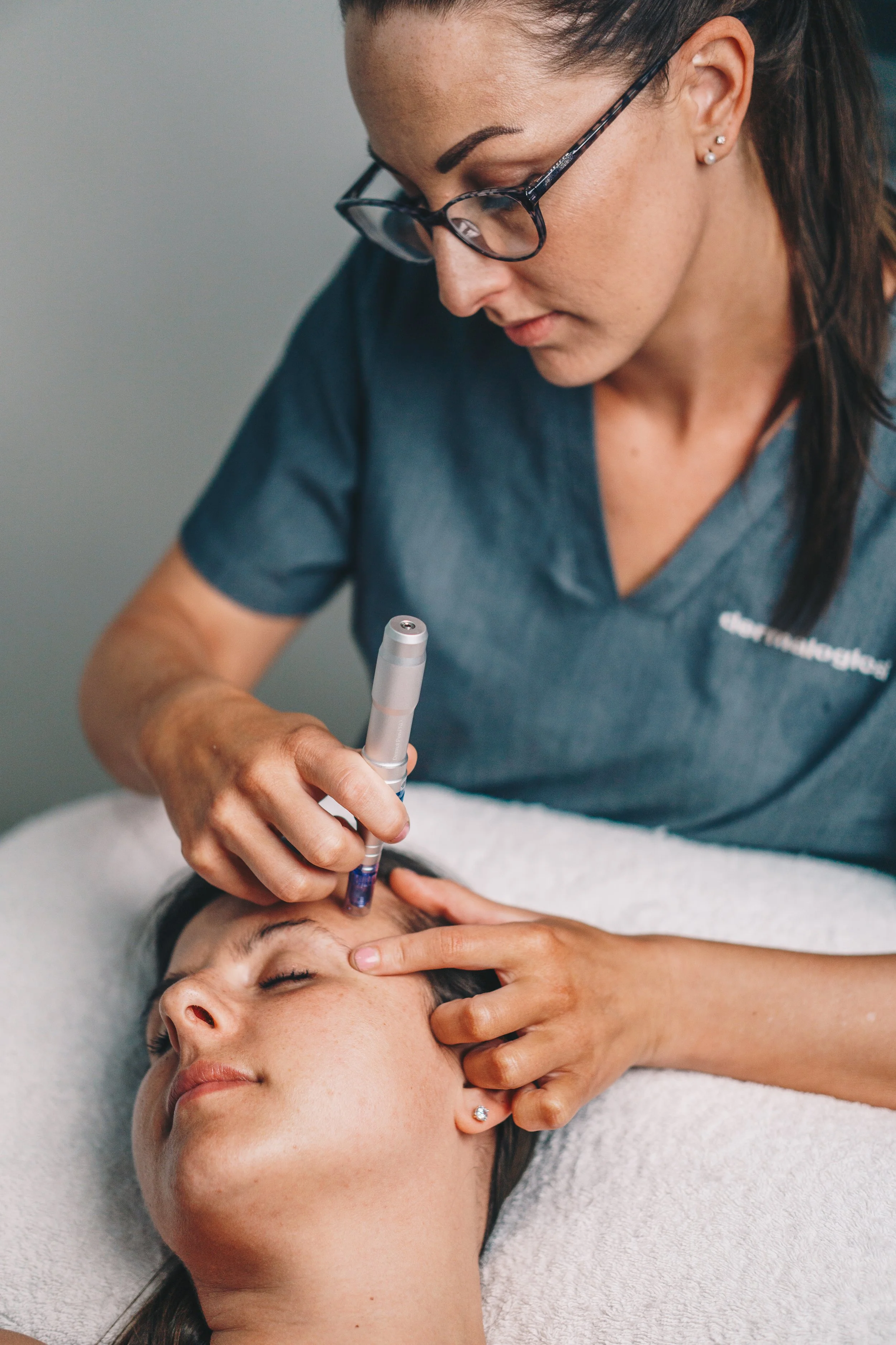 Advanced microneedling treatment targeting acne scars, pigmentation and uneven skin texture.