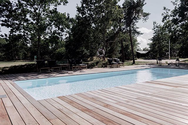P&aring; Eneb&aelig;rg&aring;rden kan du nyde en dukkert i den opvarmede pool - &aring;ret rundt 🏊🏻&zwj;♀️💜
.
.
.
.
.
.
.
.
.
#pool #swimmingpool #danmark #vacation #holliday #rent #udlejning #weddinglocation #r&oslash;rvig #outdoor #summerhouse #