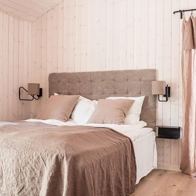 I Rosenhusets masterafdeling er der masser af plads. Sengen her er king size og badev&aelig;relset har b&aring;de dobbeltvask og -brus 🧡
.
.
.
.
.
.
.
.
.
.
#eneb&aelig;rg&aring;rden #r&oslash;rvig #udlejning #efter&aring;r #decor #indretning #tinek