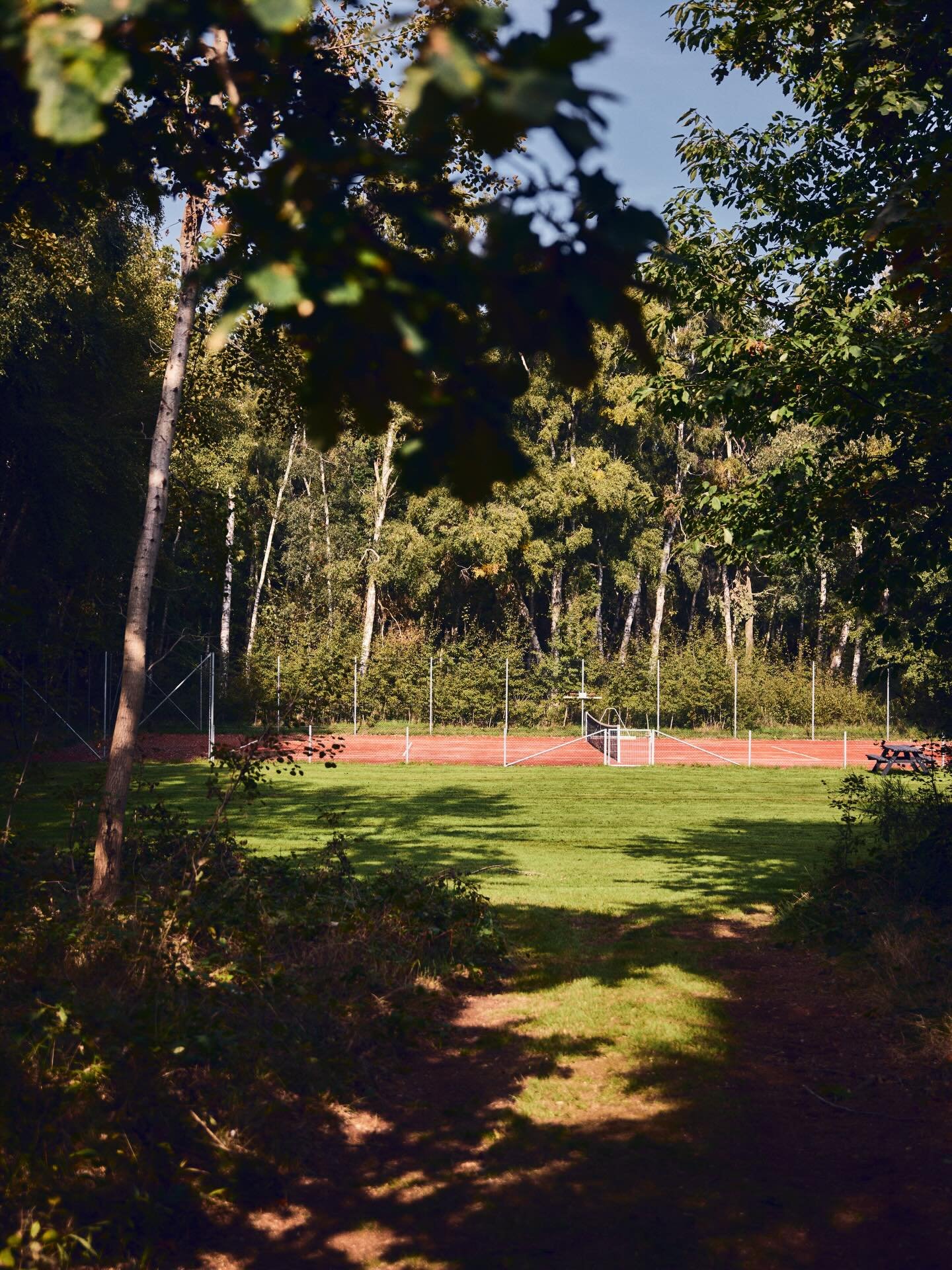 Ferie med tennisbane, pool og f&aring; skridt ned til stranden ☀️

🎾 Blandt gamle og vilde tr&aelig;er er en helt ny og moderne tennisbane.

🏊🏽&zwj;♀️ Midt p&aring; Eneb&aelig;rg&aring;rden er en ny swimming pool af h&oslash;j kvalitet. Poolen er 