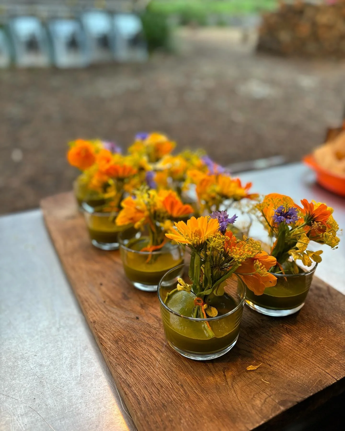 Autumnal colours and flavors on our plates this weekend. In time with the Fall Equinox, our woodland dining season is drawing to a close; time for contemplation, time for going in, time for new creations.  We had wild and cultivated flower bouquets, 