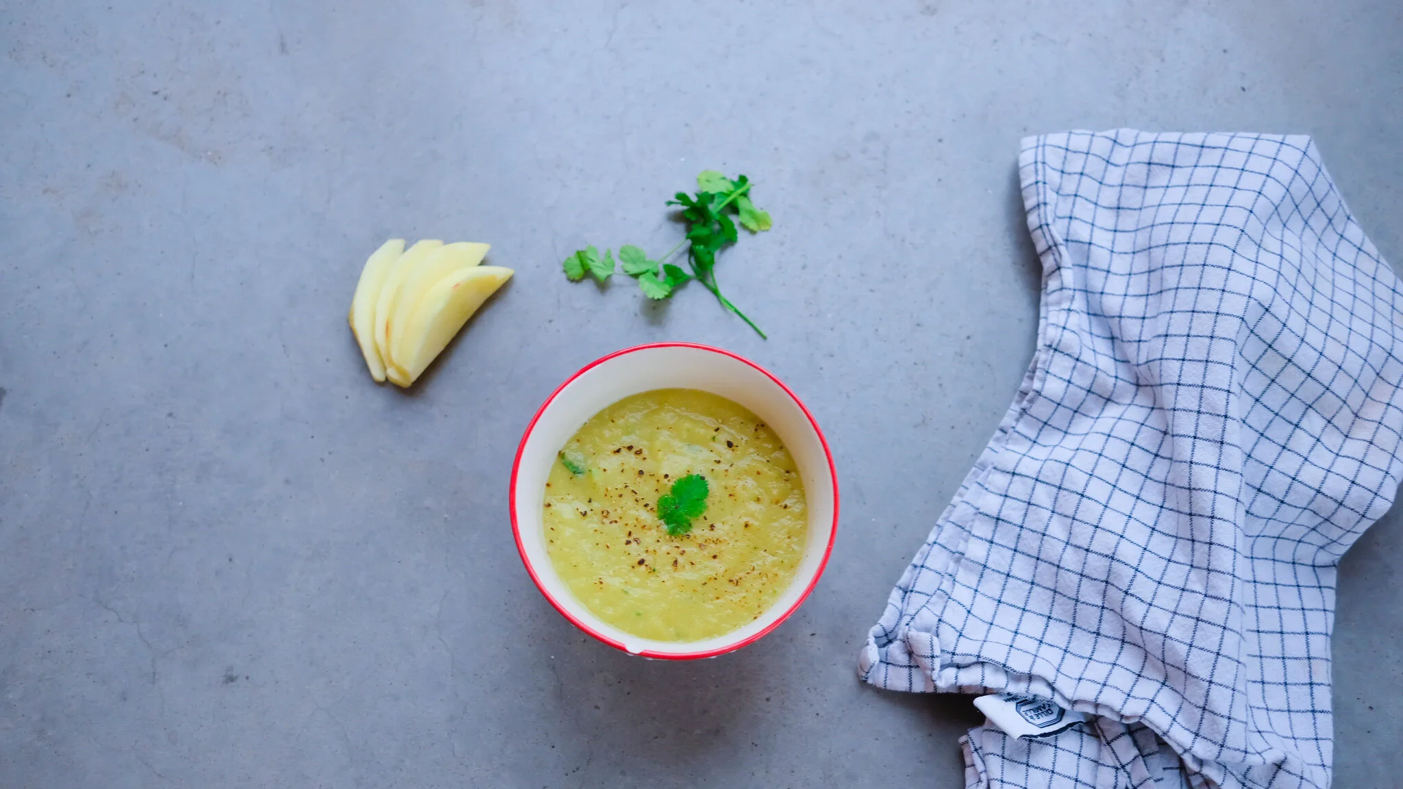 BLOEMKOOLSOEP MET APPEL