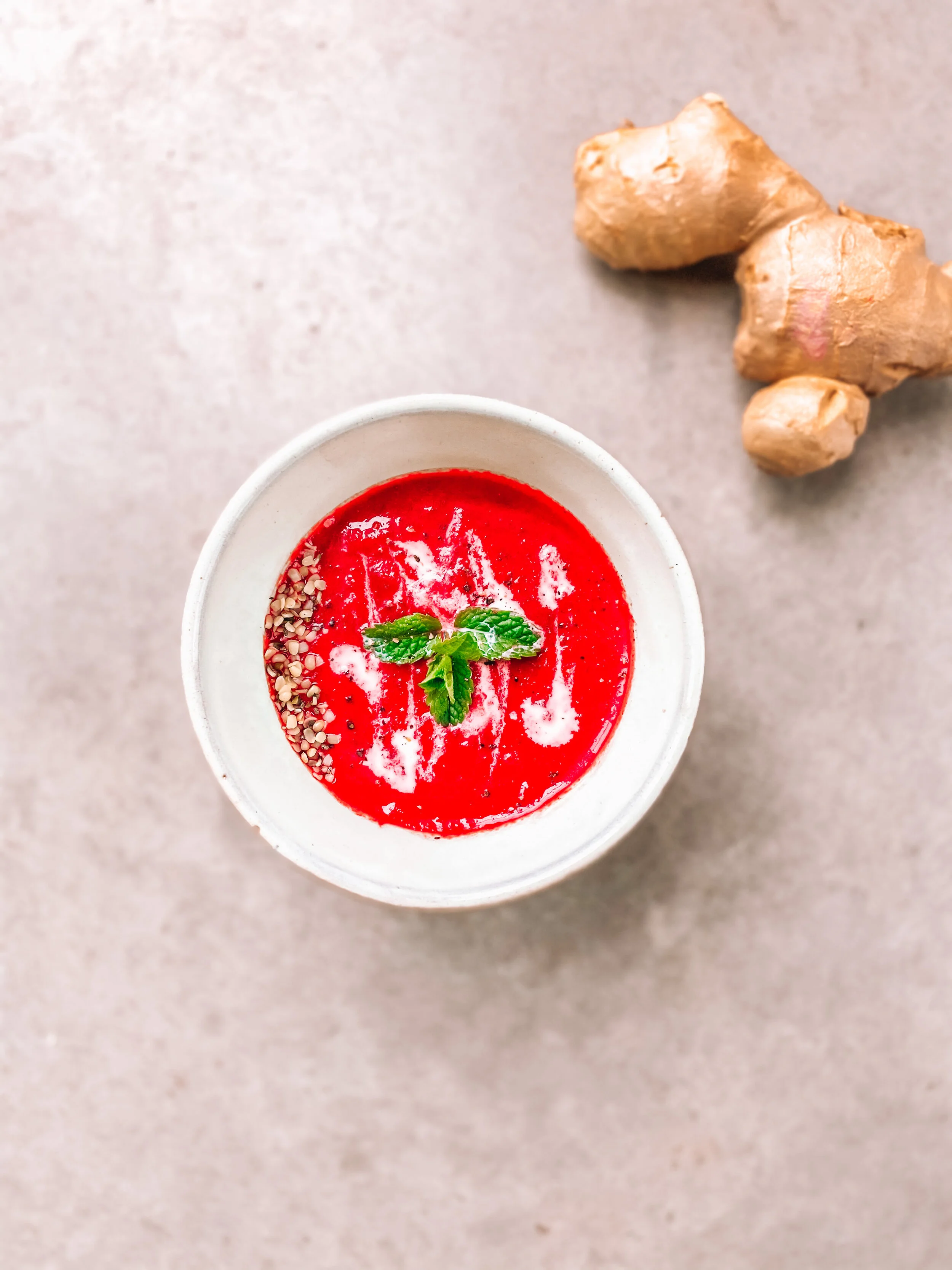 RODE BIETENSOEP MET GEMBER EN KOKOS