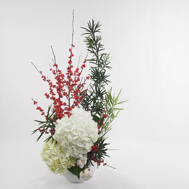 Happy Holidays !
Joyeuses f&ecirc;tes!
#floralarrangements#ikebana#生け花#いけばな#sogetsu#sougetsu#草月#sogetsuikebana #flower#flowers#はな#花#floralart#floraldesign #instaflower#instaflowerslovers#japan#japon#japaneseculture#myikebana#икебана