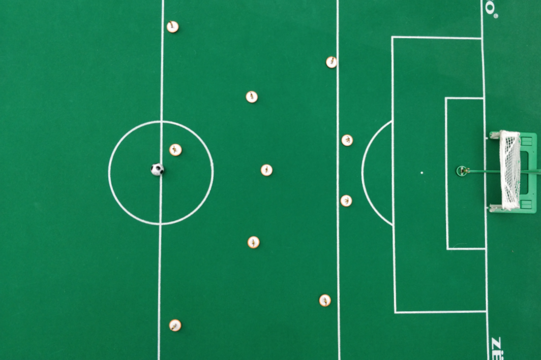A typical tiki-taka style setup.
