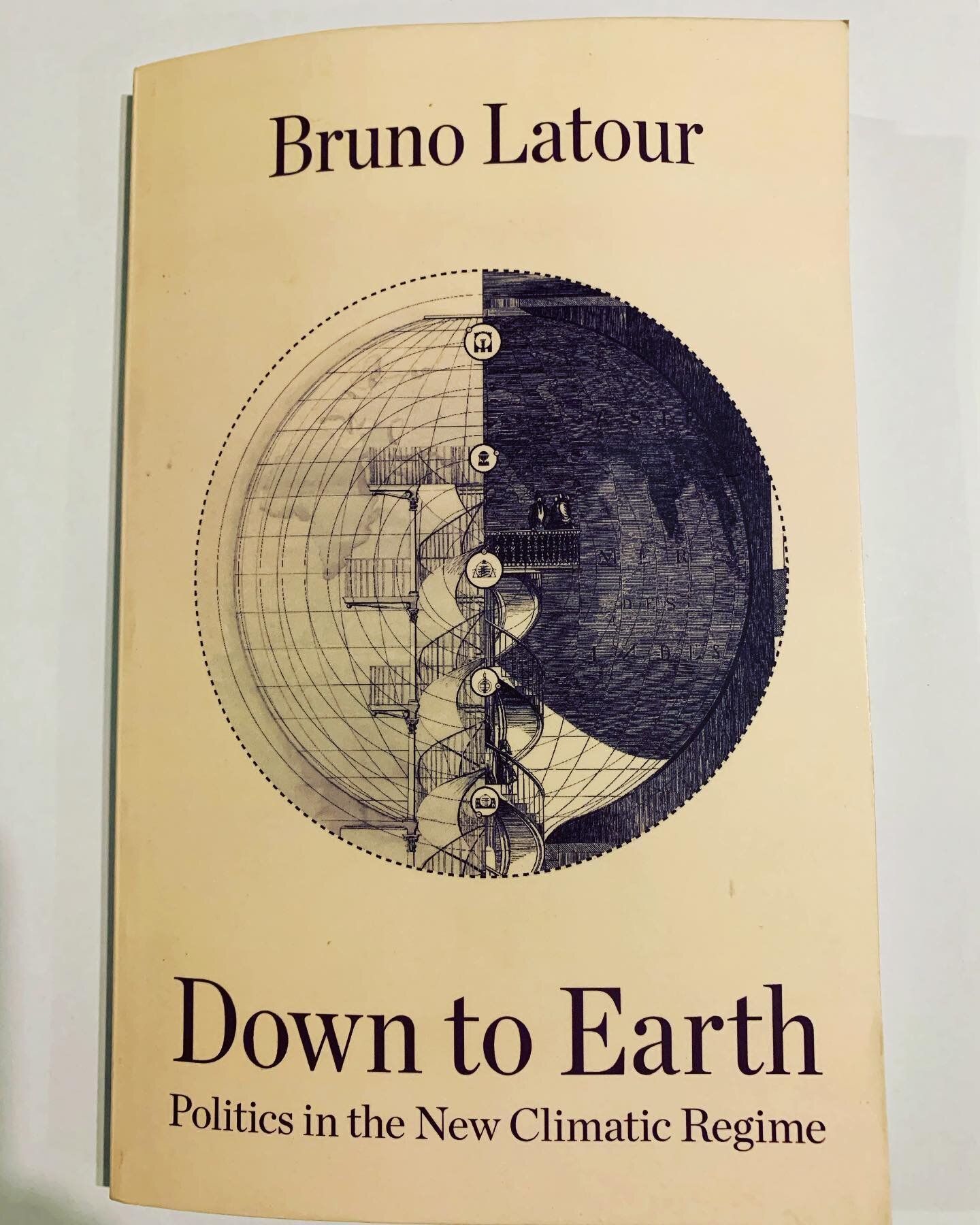 Down to Earth, Bruno Latour (2018)
 
Este libro reflexiona sobre el rol de la política en el nuevo régimen climático en el que estamos inmersos. Responde a las dicotomías entre lo global/local, derecha/izquierda, ampliando el concepto de lo natur