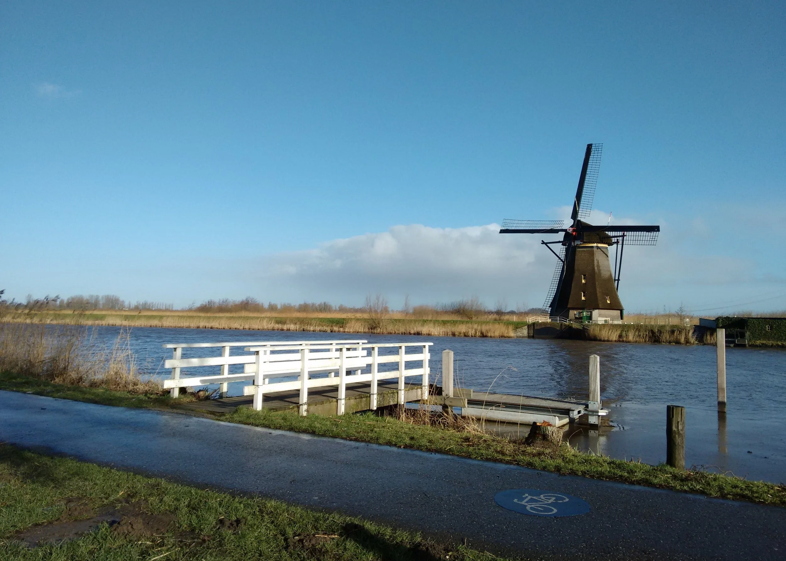 Molino en la orilla de un río y puente