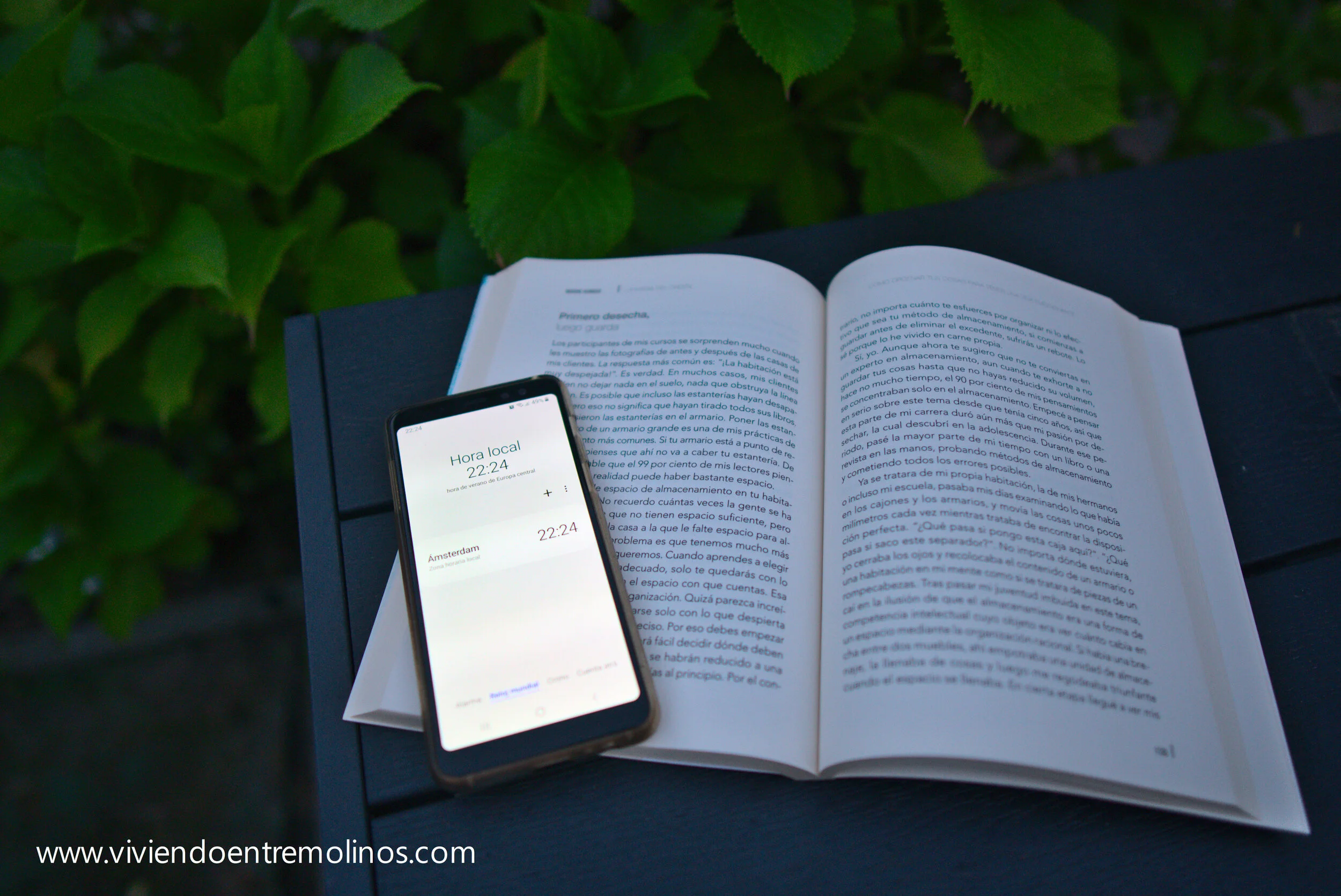 Leyendo de noche en mi terraza