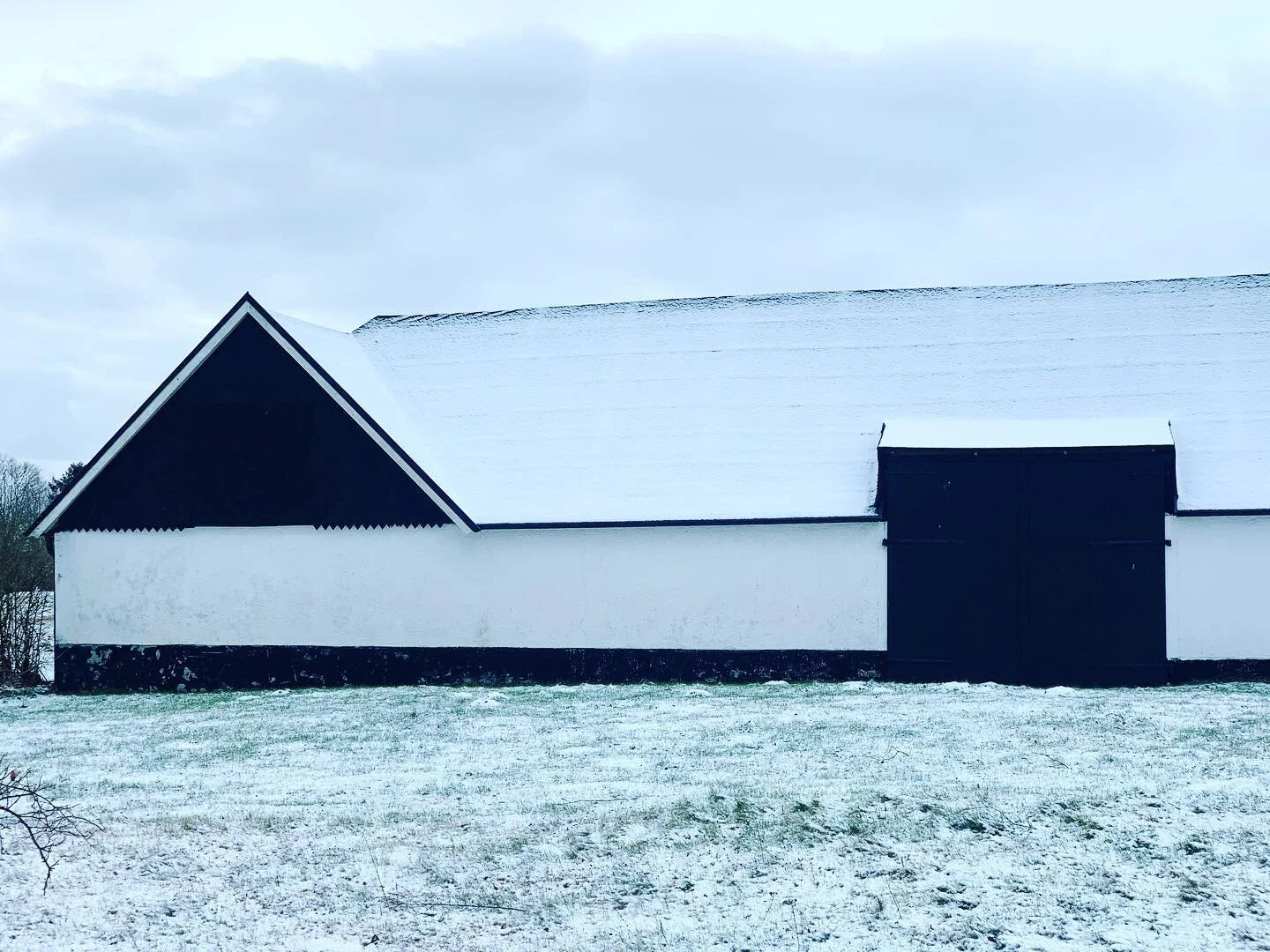 Love the effects of the unexpected snow that came last night - old traditional farm in &Ouml;rnahusen #graphiceffects