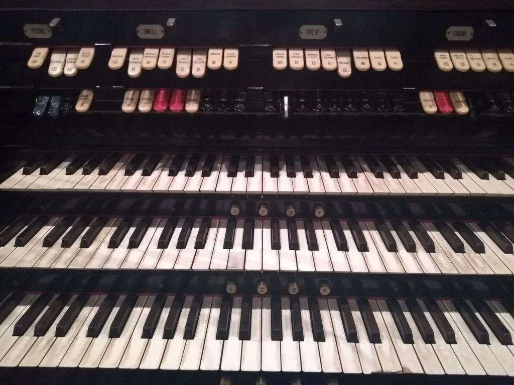 2 - old Kilgen console.jpeg