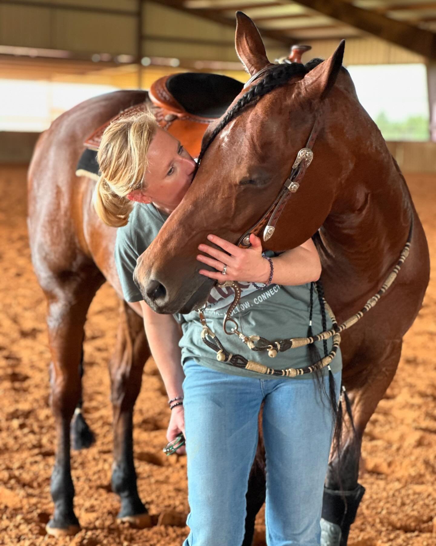 Have you hugged your horse today?? 🐴 🤗 

#horse #horsehug #kisses #reining #reininghorse #tiger #onefinebay #equestrian #equestrianlife