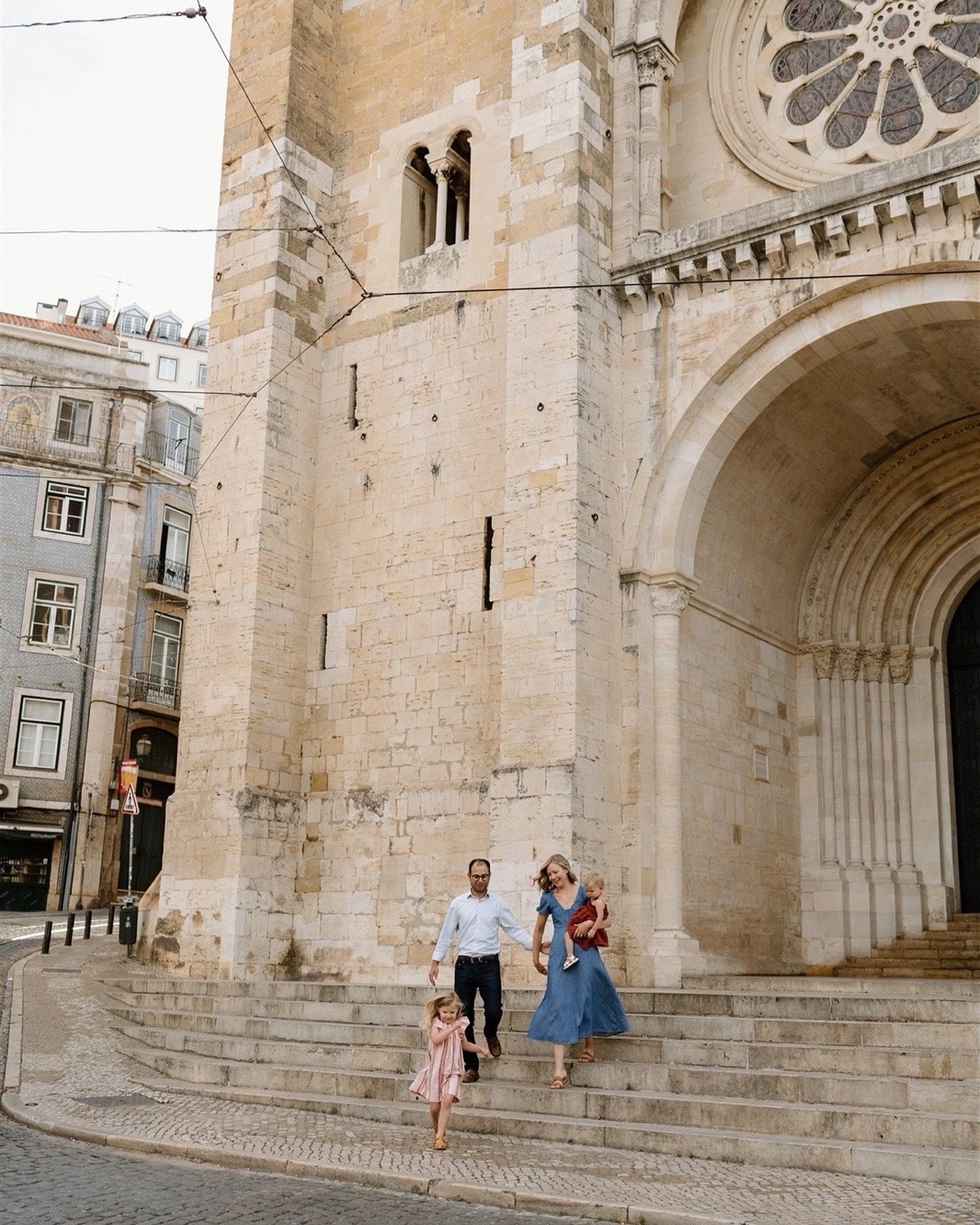 The Shelmons discovering Lisbon 🩷

.
.
.
#lisbonphotographer