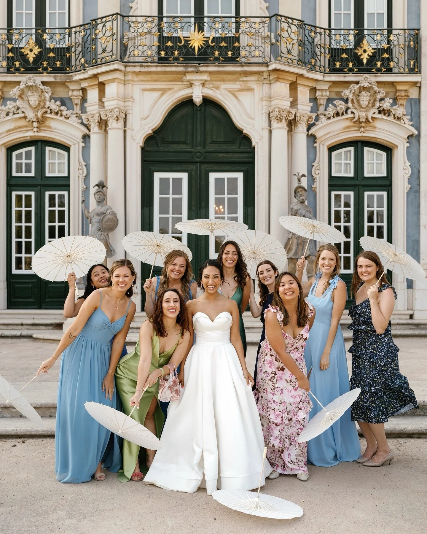 What better place to frolic with your girls than on your wedding day through Queluz Palace gardens? 💃🏻