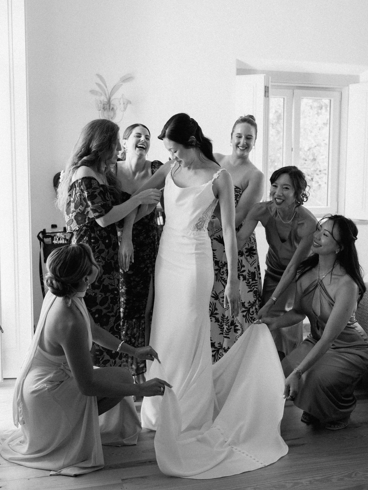 All I can think of is Rachel (from Friends) saying, &ldquo;yeah, I got my girls&rdquo; - and honestly, life really is better with yours.

Cass + Carsten wedding day in @quintadesantanamafra 

MUA: @alexandracastromua