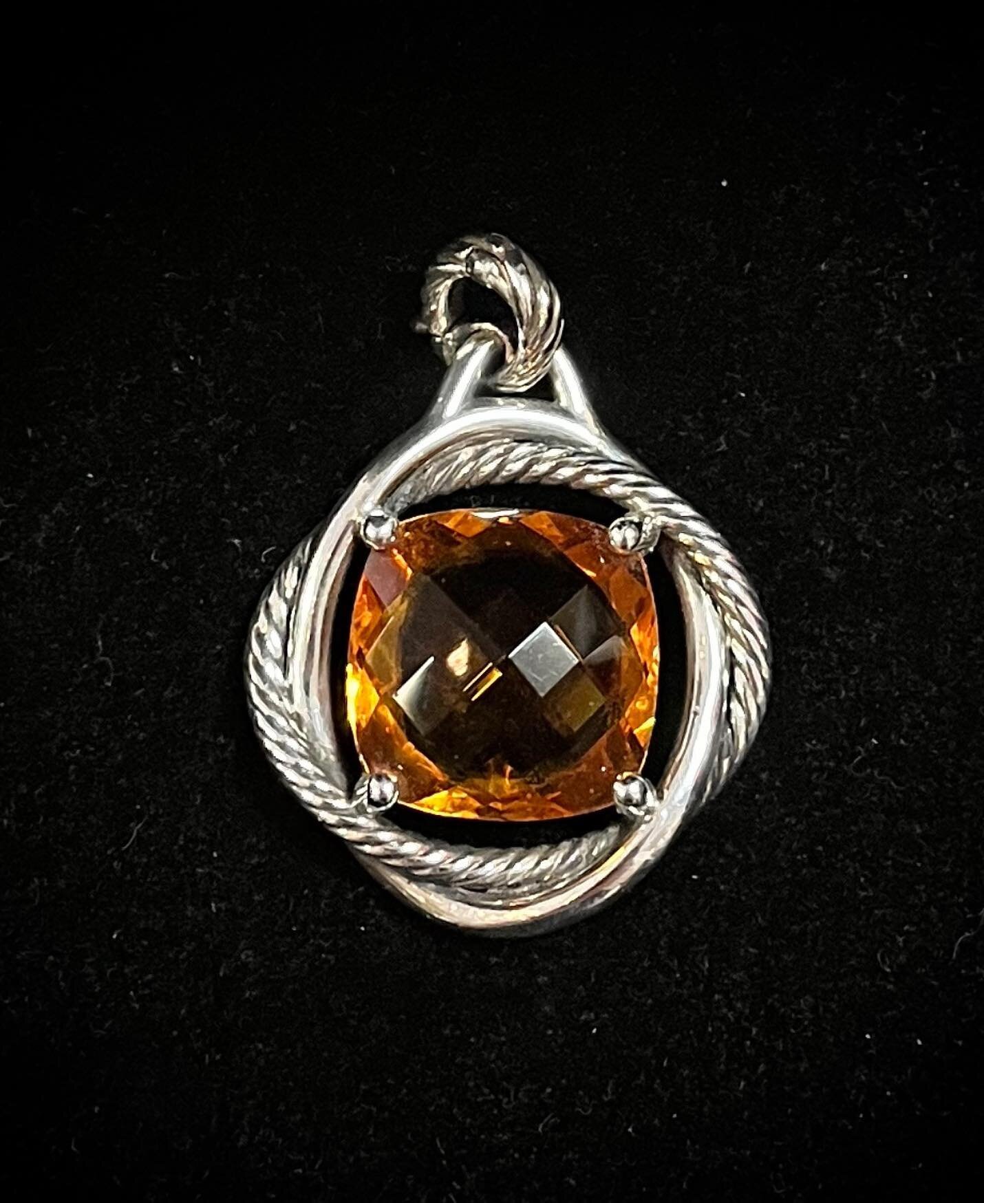 This is our first consignment (in 14 years) of David Yurman jewelry. Lemon Citrine and sterling silver pendant. (Does not have chain) Gorgeous 😍 $89
.
.
#uptownattic #designerconsignment #davidyurman #sterlingsilver #lemoncitrine #citrine #pendant #