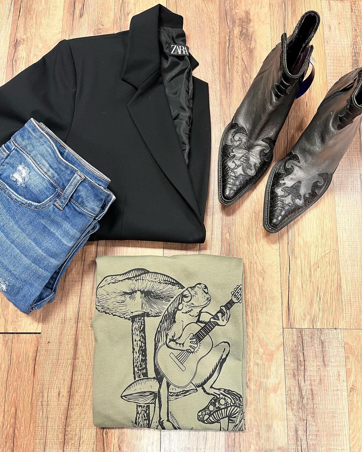 Blazer by @zara sz. med $19.50 * Jeans by @americaneagle sz. 2 $16.50 *Boots by @donaldjpliner sz. 7.5 -sale price- $35.00 Tee by Next Level sz. XS $14.50 🐸 
.
.
#uptownattic #designerconsignment #consignmentboutique #consignment #resale #blackblaze