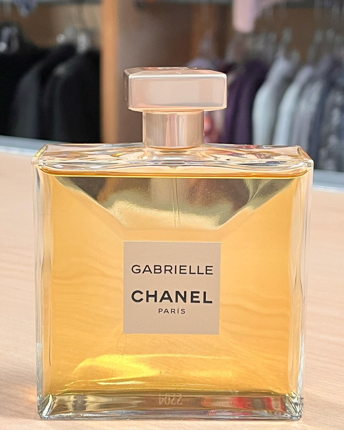 Doing a public service if this is your favorite 🤩 3.4 oz Chanel Gabrielle Eau de Parfum. Orig retail is $160 and we have it for just $69 😯 Smells ahhhmaazzing!
.
.
#uptownattic #designerconsignment #chanel #eaudeparfum  #hudsonvalley #gardinerny #w