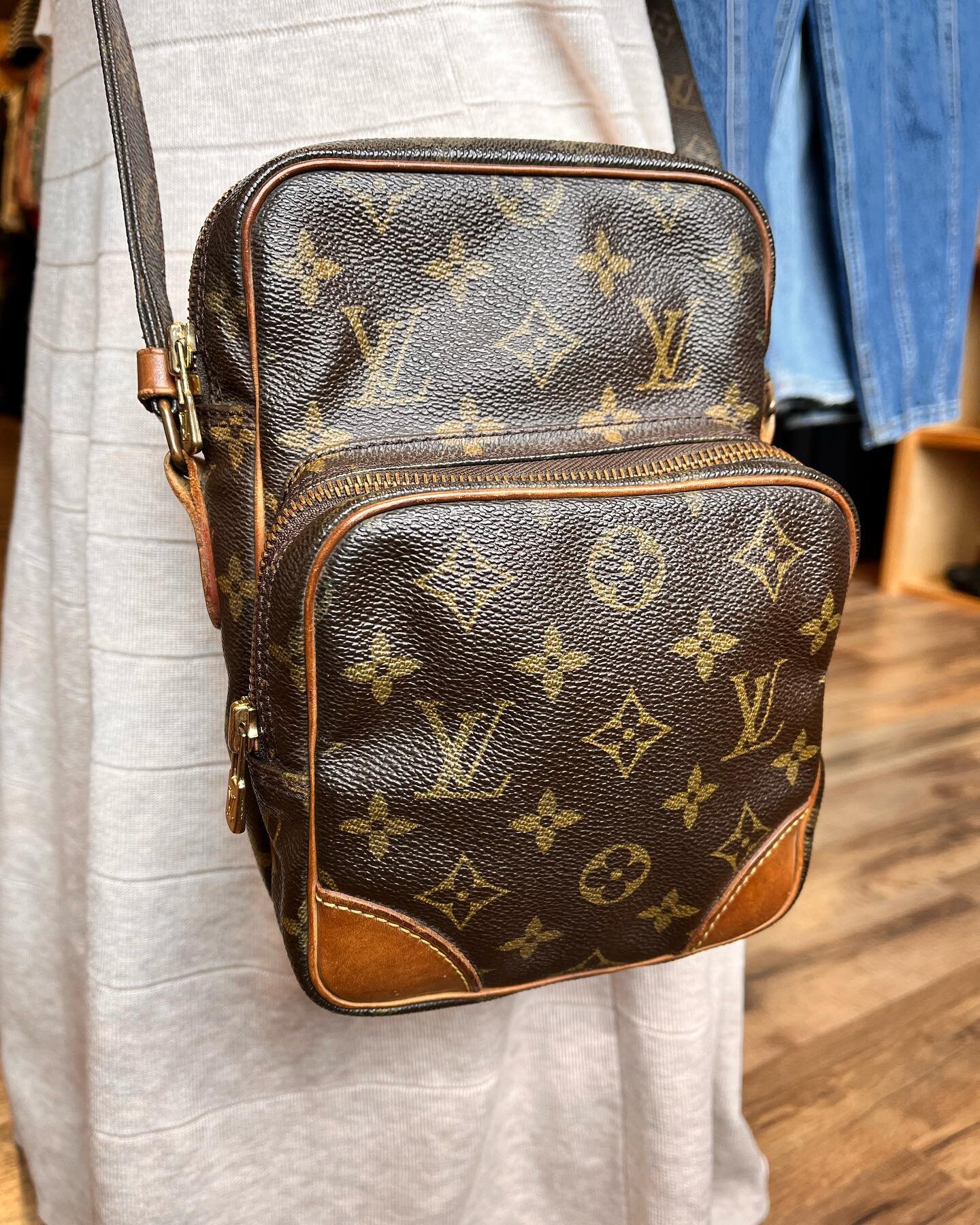 Louis Vuitton Amazone crossbody bag in beautiful condition 🥰🥰🥰 $399 
.
.
#uptownattic #designerconsignment #consignment #consignmentboutique #louisvuitton #amazone #crossbodybag #hudsonvalley #gardinerny #newpaltzny #beacon #vintageclothing #thrif