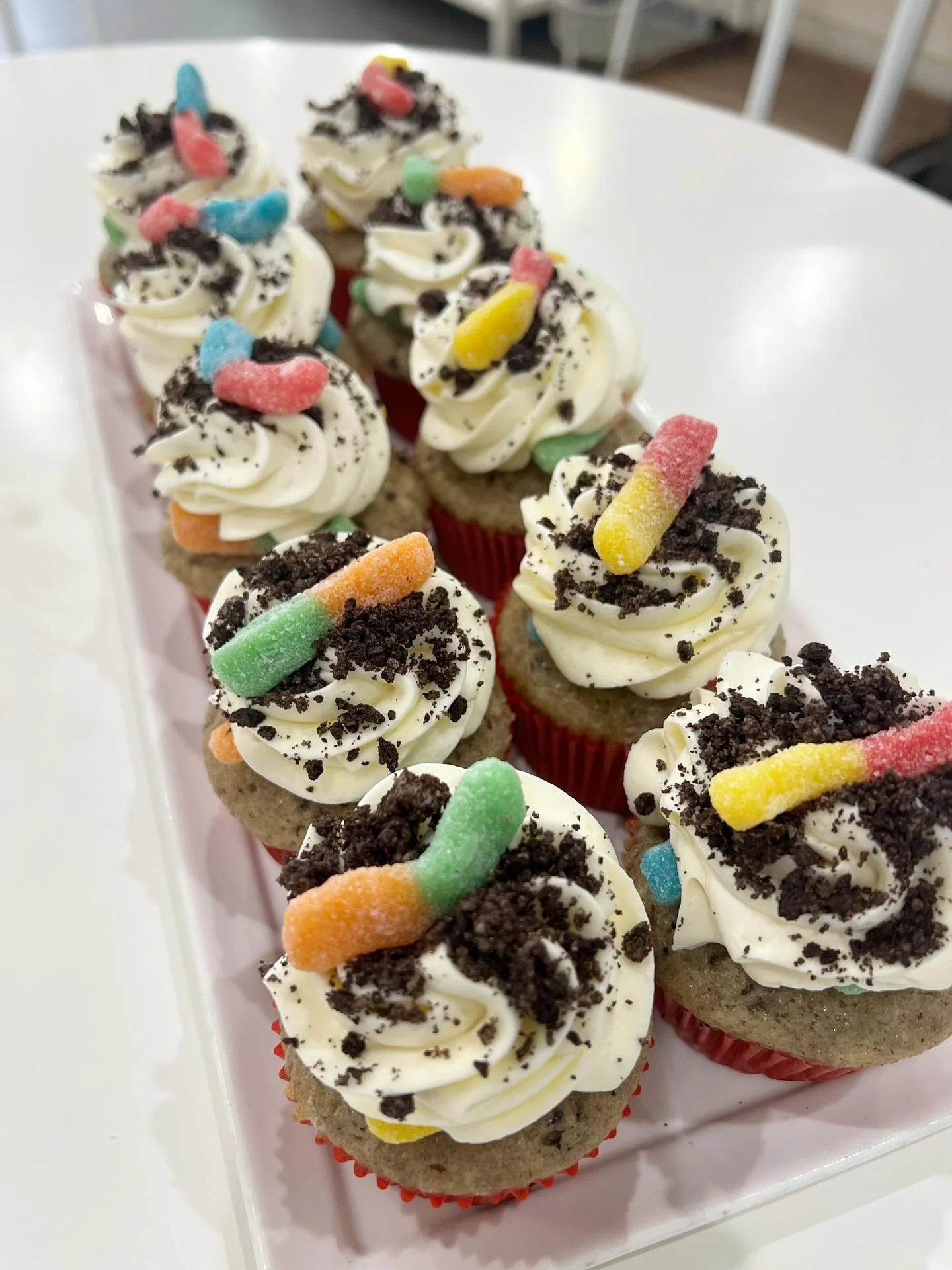 Creepin’ it cute with these dirt pudding cupcakes πͺ±
Chocolate cookie crumble ‘dirt,’ sweet buttercream ‘soil,’ and a gummy worm surprise — childhood nostalgia in every bite! #justdelicious #cookiesandcream #gummyw