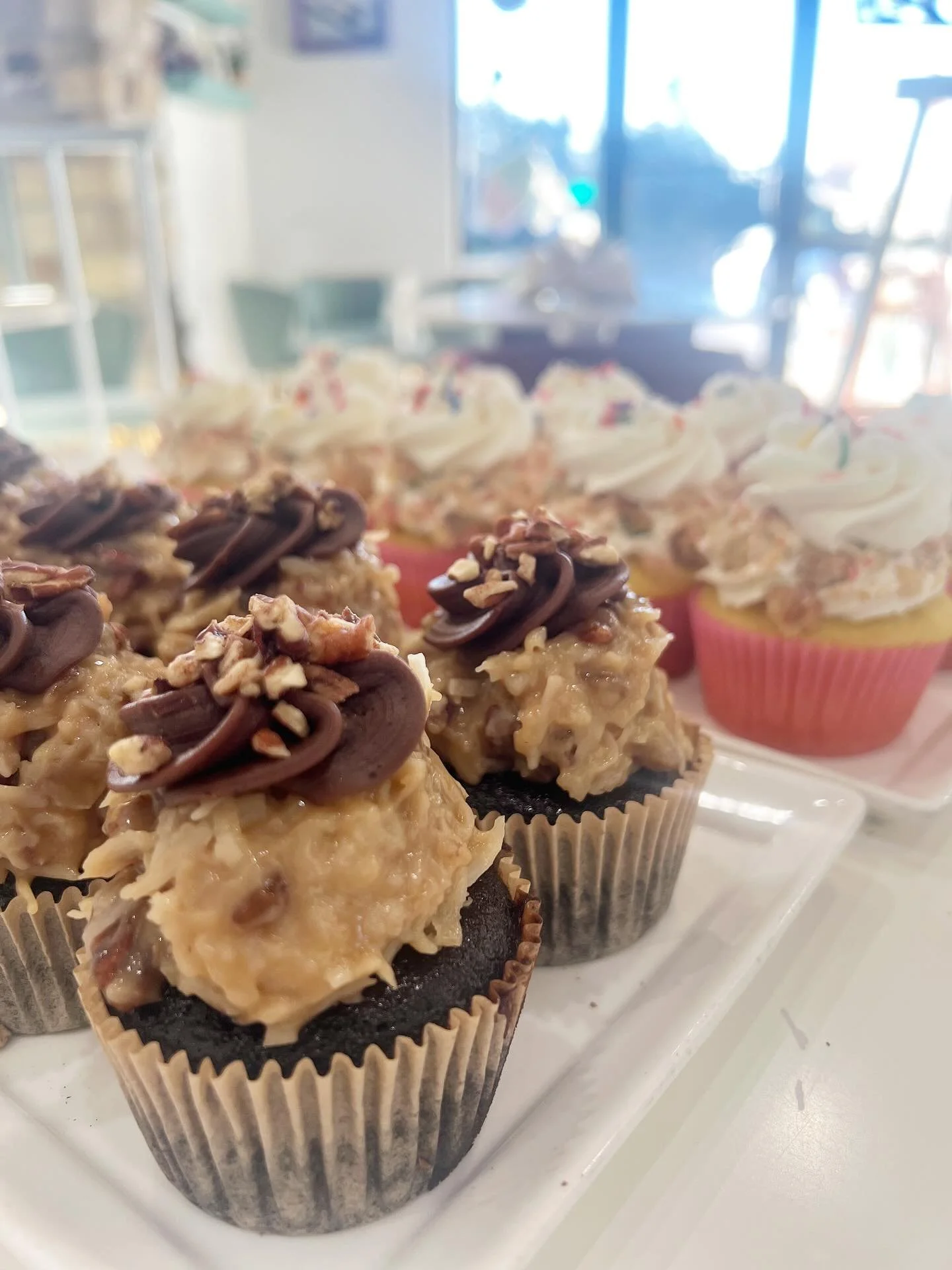 Fresh trays coming out of the kitchen and straight into the case 💕
German Chocolate piled high with coconut-pecan goodness + classic cake batter with sprinkles&hellip;
It smells like happiness in here today. 🧁✨ #JustDeliciousBakery #CupcakeCase #Fr