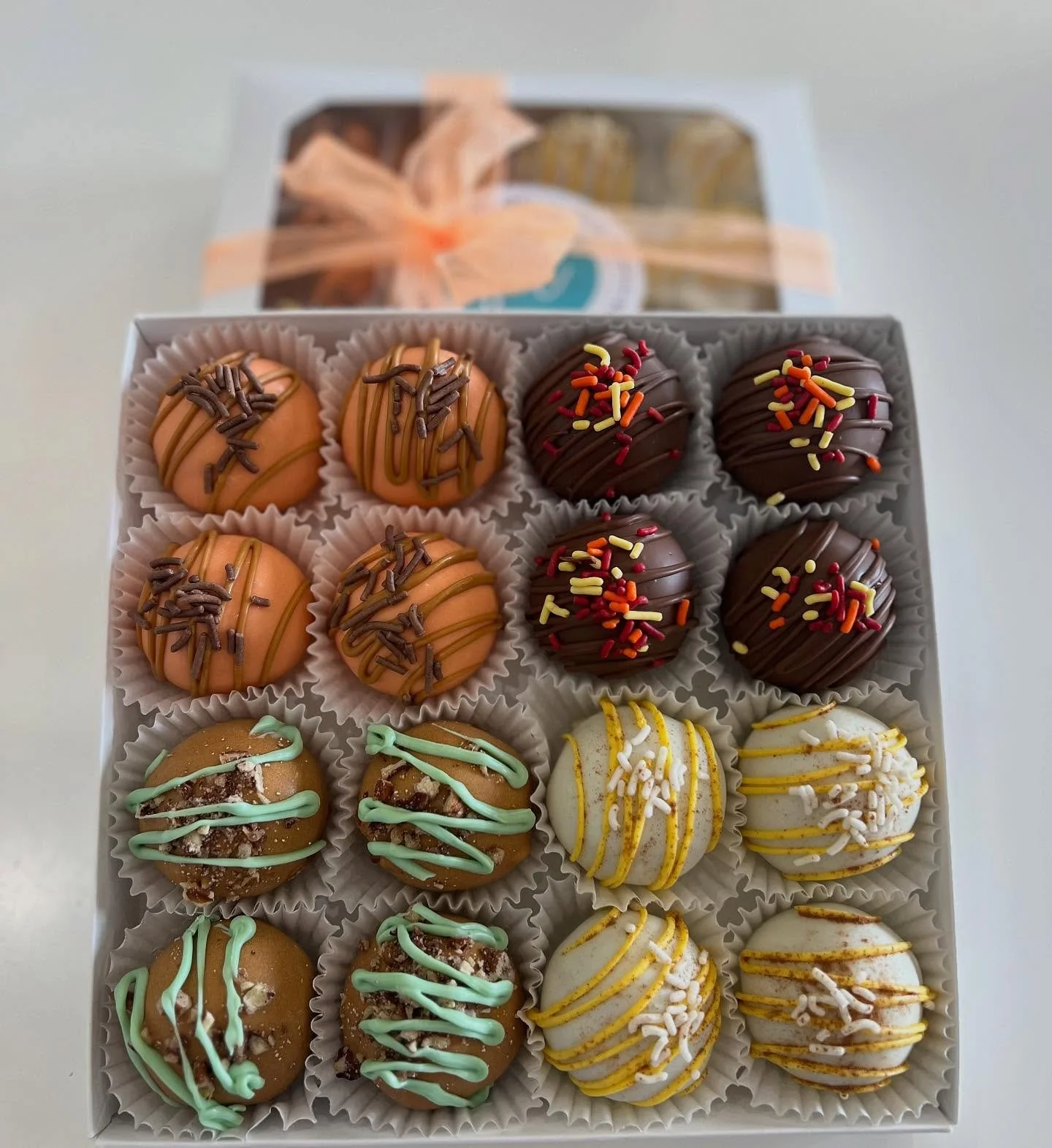 The cutest fall gift box.
Handmade cake truffles in all your favorite autumn flavors &mdash; perfect for teachers, coworkers, and hostess gifts.
DM to order or place your bulk request!&rdquo; 🎁🍂 #JustDelicious
#OrderLocal
#BakeryNearMe
#CustomTreat
