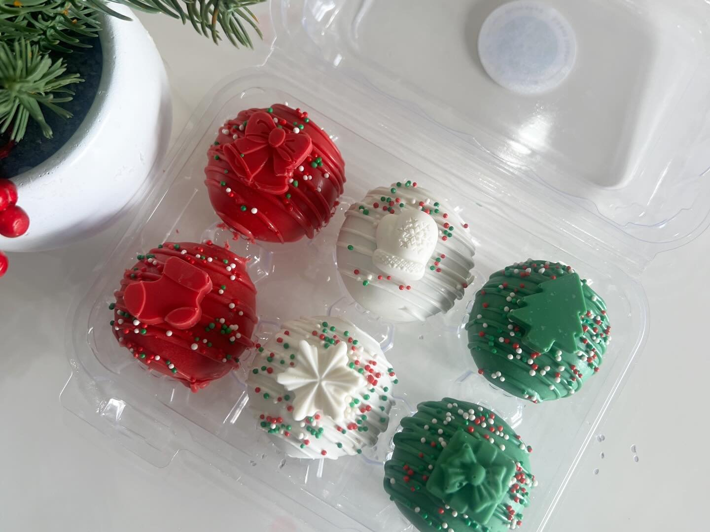 There&rsquo;s something special about giving a gift that&rsquo;s made by hand ❤️
These holiday cake truffle boxes are festive, delicious, and perfect for spreading a little Christmas cheer🎄#JustDelicious
#CakeTruffles
#HolidayDesserts
#ChristmasTrea