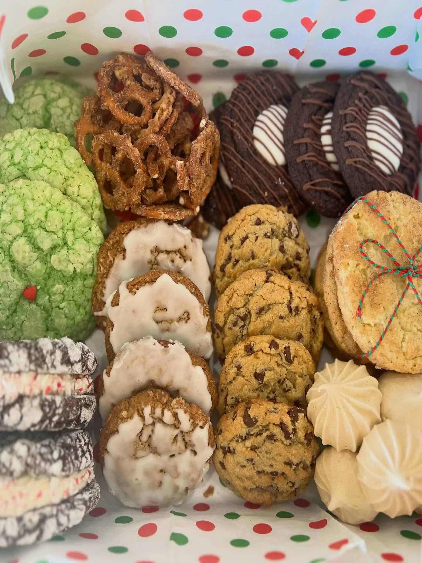 🎄 Holiday Grand Cookie Box 🎄

Assortment of cookies plus chocolate-covered pretzels &amp; meringue cookies &mdash; all packed into one festive, gift-ready box 🤍🍪

✨ Available daily now through Christmas
✨ Pre-orders HIGHLY recommended
✨ Limited q