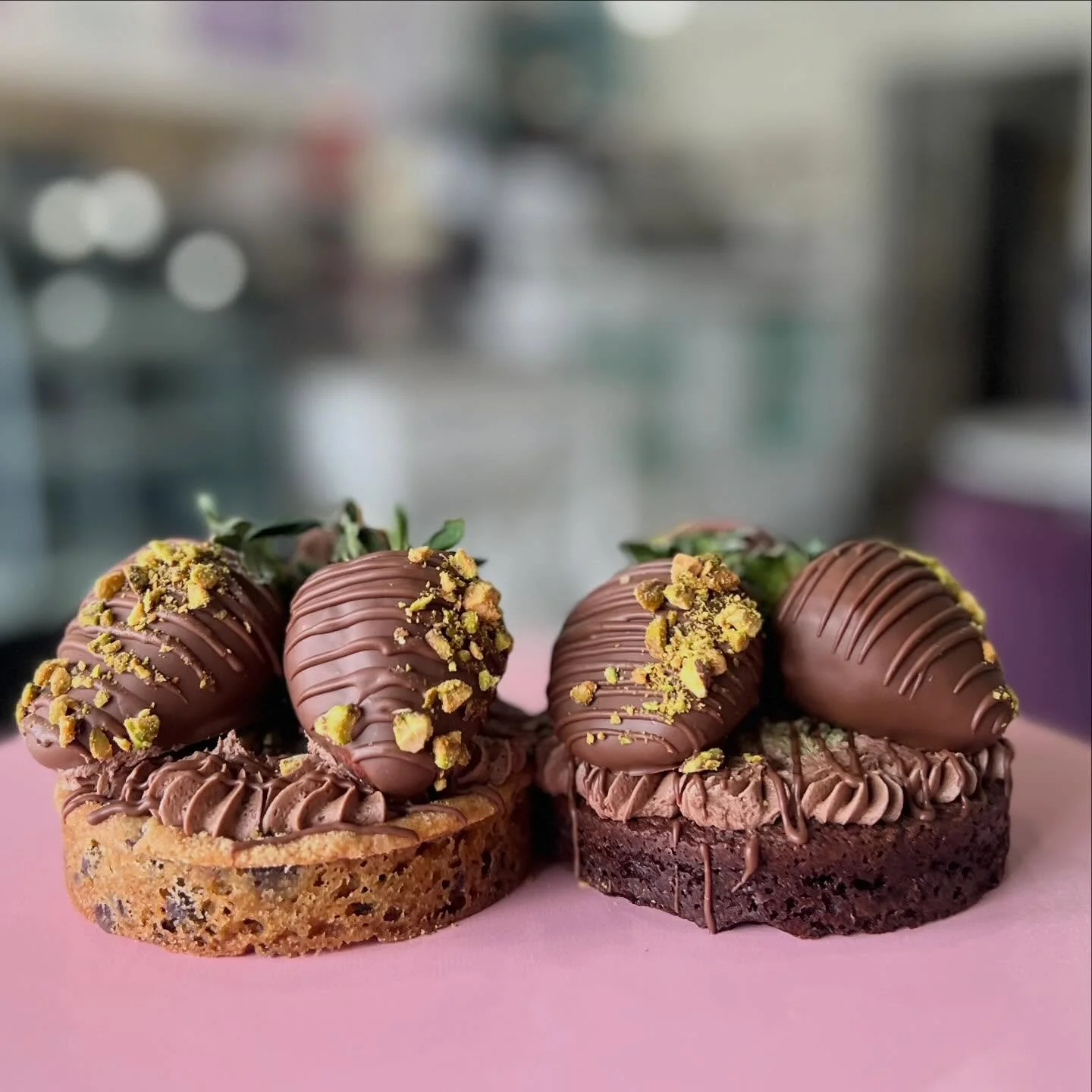 Strawberry Dubai 🍓✨
Chocolate-dipped strawberries + rich chocolate frosting
on a brownie OR chocolate chip cookie
👉 Which base are you choosing?👇 Tell us in the comments:
🍫 Brownie
🍪 Cookie
#StrawberryDubai #JustDelicious #ChocolateLovers #Desse