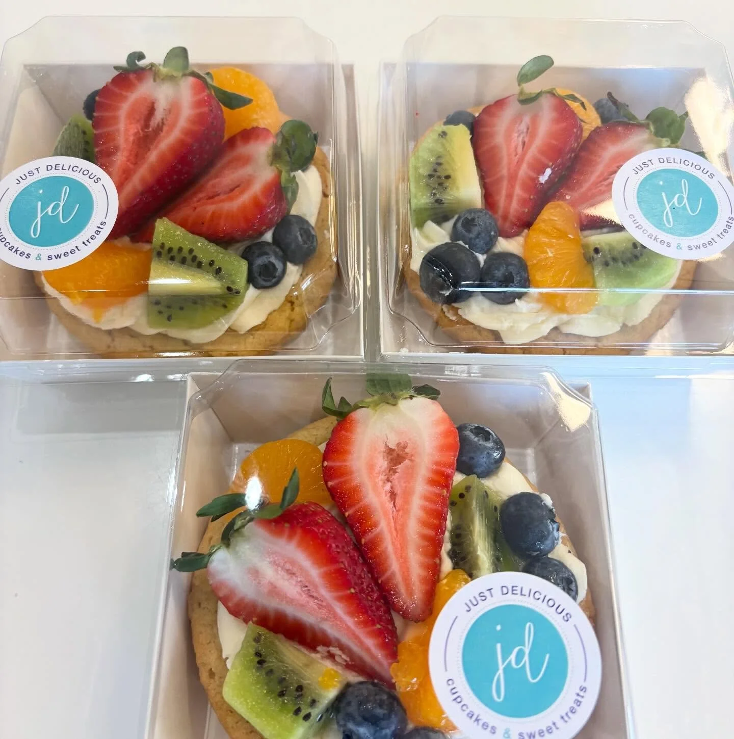 They&rsquo;re baaaack 😍🍓
Our fruit pizza cookies are here and better than ever!
Fresh, fruity, and everyone&rsquo;s favorite for a reason 💛#JustDelicious #FruitPizzaCookie #FreshBaked #SmallTownBakery #SweetTreats