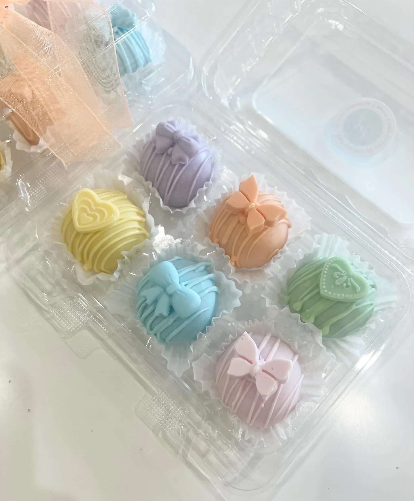 Nothing says spring like pastel sweets 💕
Our cake truffle boxes are now available on DoorDash 🌷
Send them as a gift or keep them all for yourself&hellip; we won&rsquo;t judge 😉 #JustDelicious #CakeTruffles #TruffleBox #SpringSweets #PastelDesserts