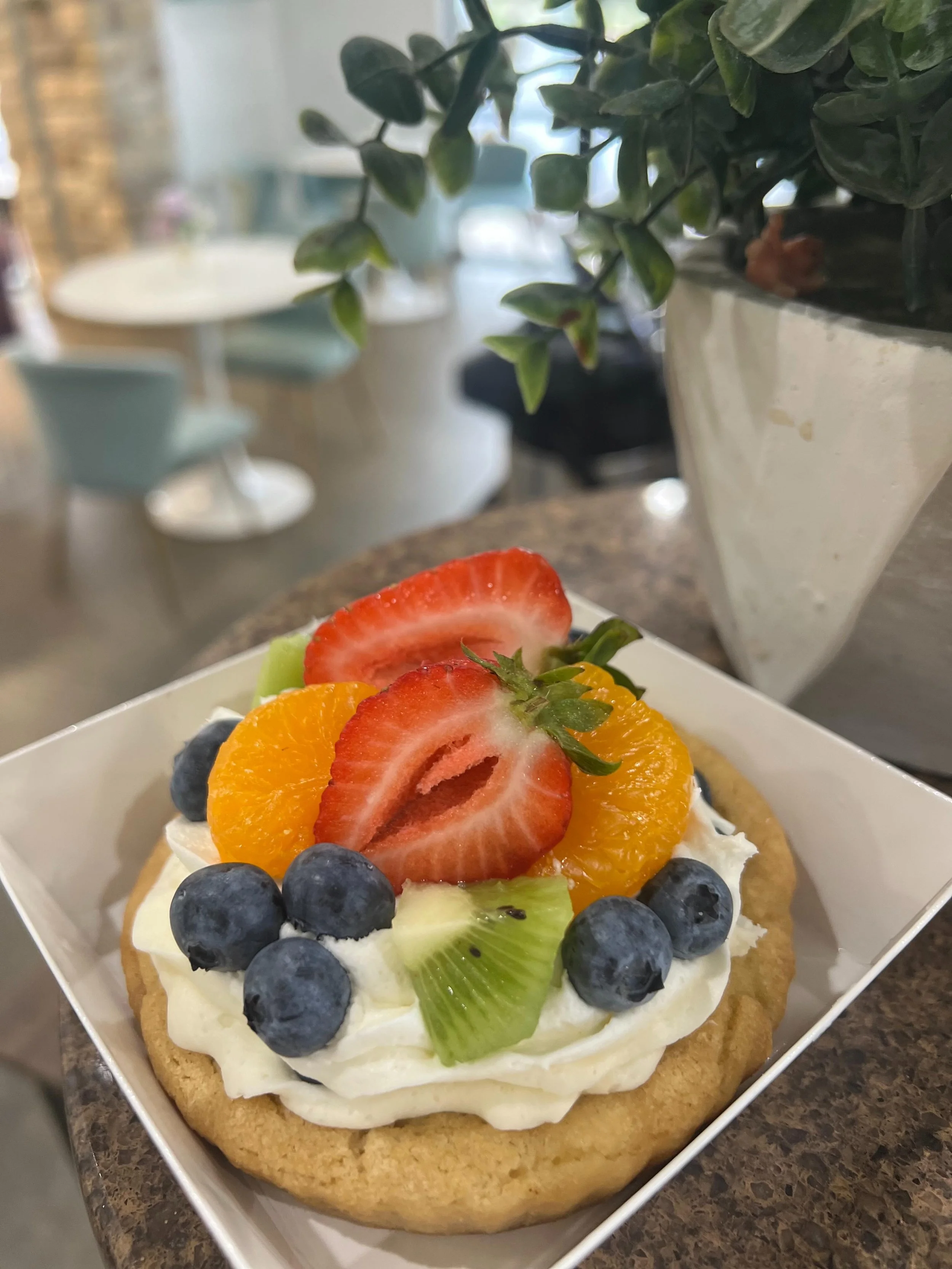 🍓🍪 Fruit Pizza Cookies are here! 🍪🍓
Soft sugar cookie + cream cheese frosting + fresh fruit = the perfect summer treat ☀️✨ Tag your fruit pizza bestie 👇

#JustDelicious #FruitPizzaCookies #SummerDesserts #FreshBaked #CookieLovers