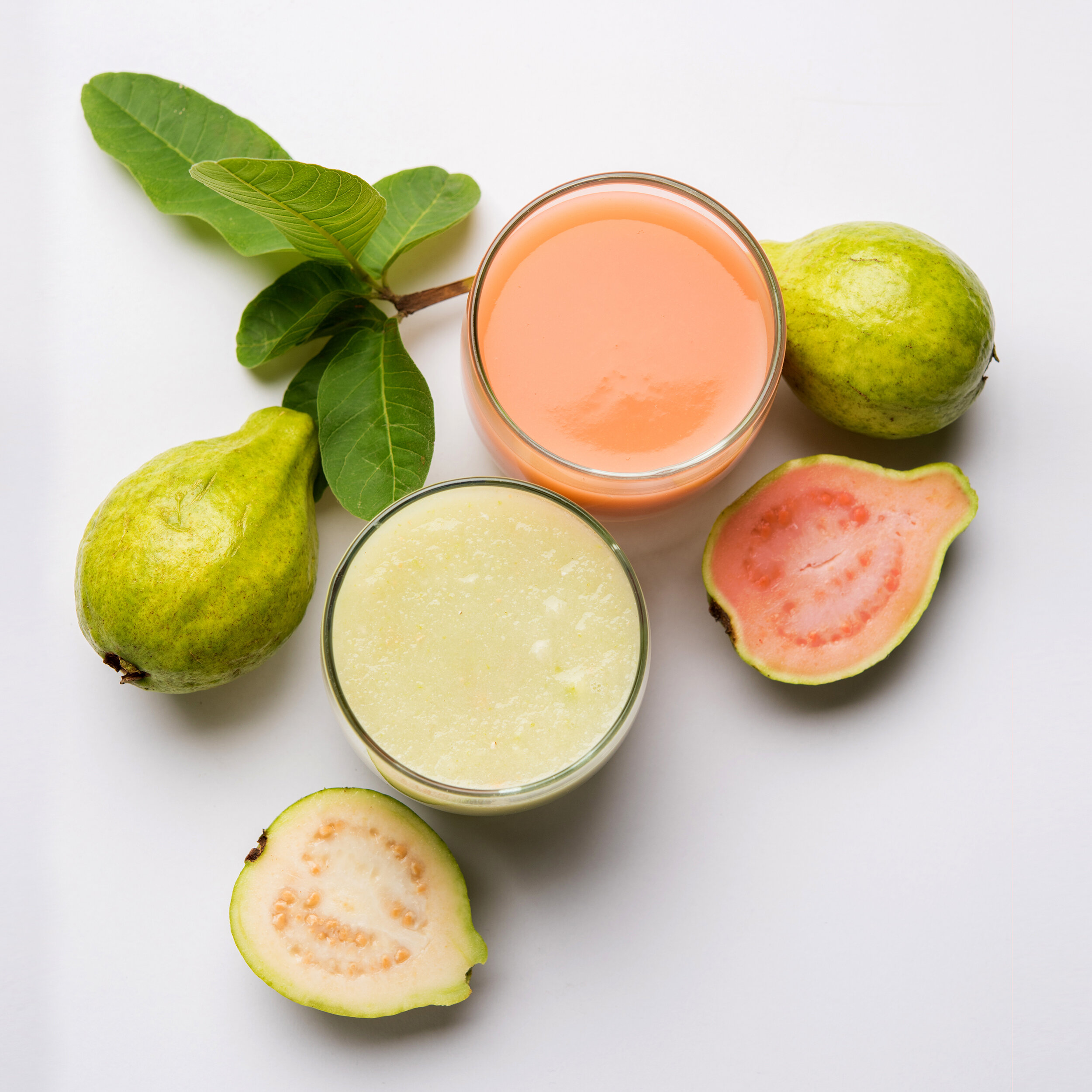 Passion fruit orange guava перевод. Сок гуавы. Концентрат гуавы. Сок из гуавы зеленый. Смузи гуава.