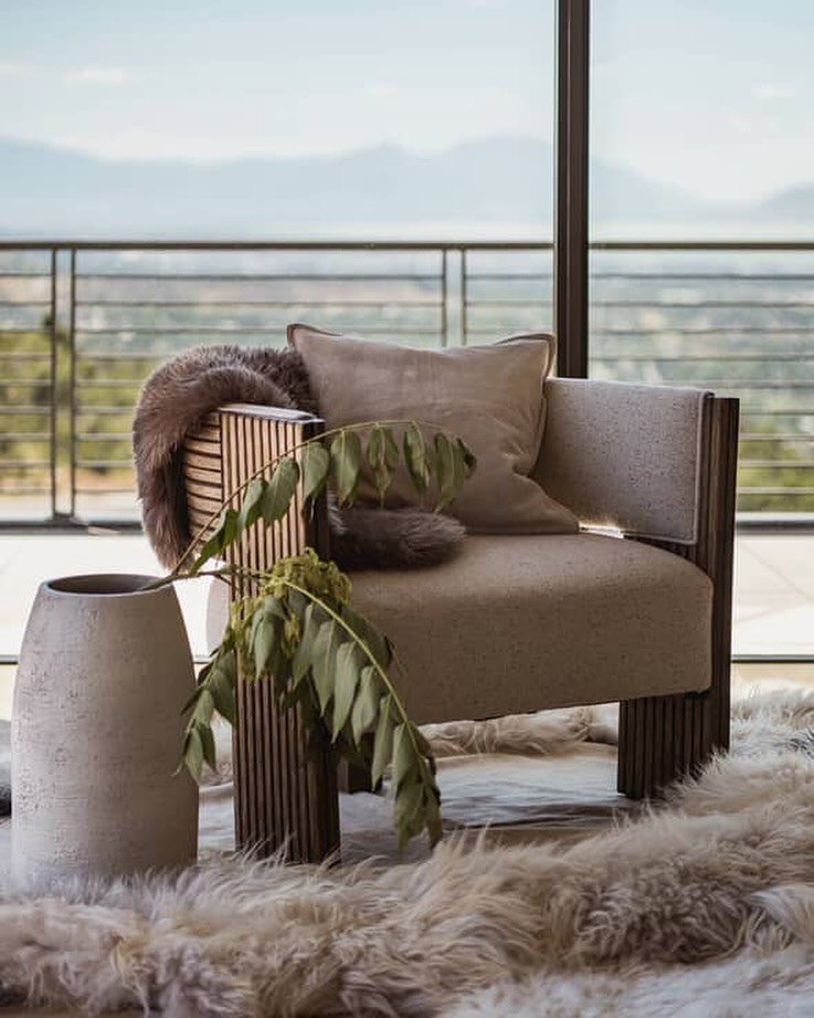 @annemariebarton + @bakerfurniture = 😍

A true vision of balance and refined luxury. 

We&rsquo;re honored to see one of our favorite pieces featured in her beautifully layered design. 

🪑: The McGuire Kanan Lounge Chair