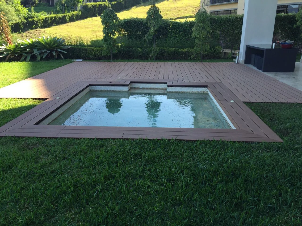 Deck WPC junto a piscina.