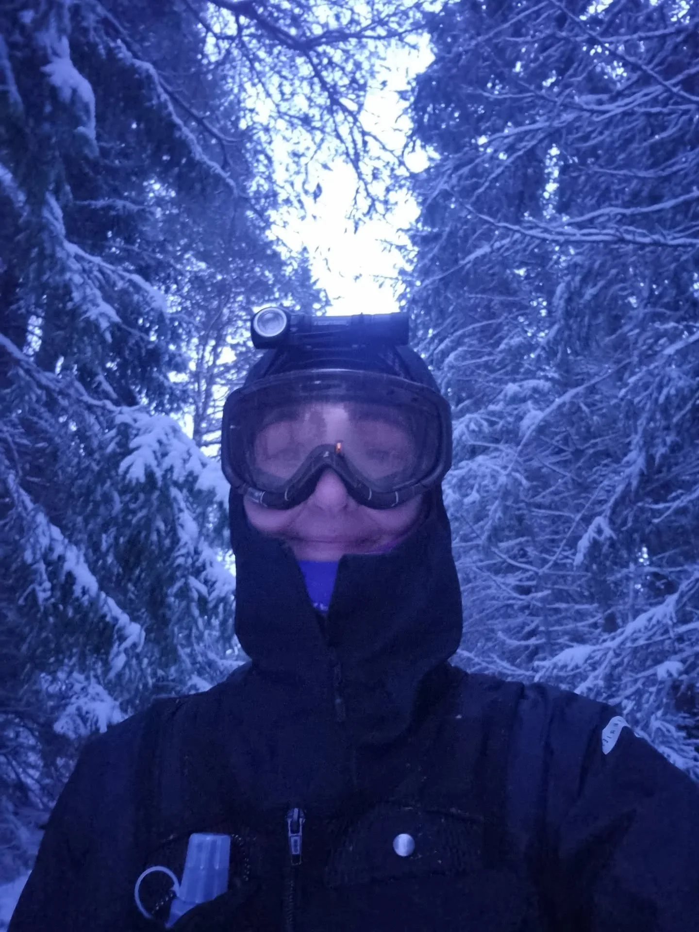 Komfort i l&auml;tt storm.
S&aring; l&auml;nge man skyddar &ouml;gonen s&aring; k&auml;nns inte v&auml;dret s&aring; intensivt. 
Som att ha keps n&auml;r det regnar, r&auml;serglas&ouml;gon n&auml;r man &aring;ker snabba l&auml;ngdskidor eller solgla