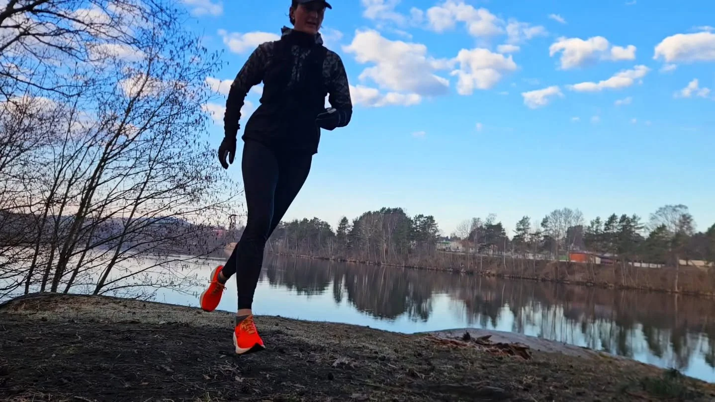 &Aring;&aring;&aring; vad jag l&auml;ngtar till l&auml;ngre l&ouml;pturer p&aring; mindre frekvent sprungna stigar.
Men &auml;ven denna v&auml;lsprungna stig har sin charm. Nyp mig i armen-charm.