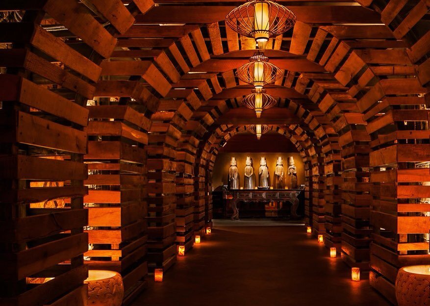 We love this dramatic entryway tunnel created for Tao Downtown restaurant in NYC. They know how to make #reclaimedwood look good!
.
.
.
.
#reclaimed #redwood #restaurantdesign #oldwoodnewlife #oldwood #salvagedwood #sustainablewood #wooddesign #woodw