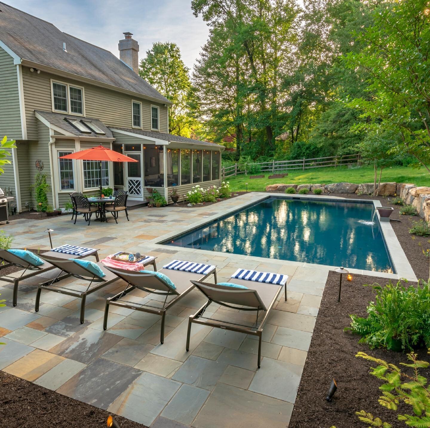 70s in March?! This weather has us thinking about pool season. ☀️☀️ We know we aren't the only ones! 🙋&zwj;♀️🙋🙋&zwj;♂️ This pool was designed to make taking a dip as seamless as possible. #itsallaboutflow
⁠⁠
#GreenRootsllc #pooldesign #landscapede