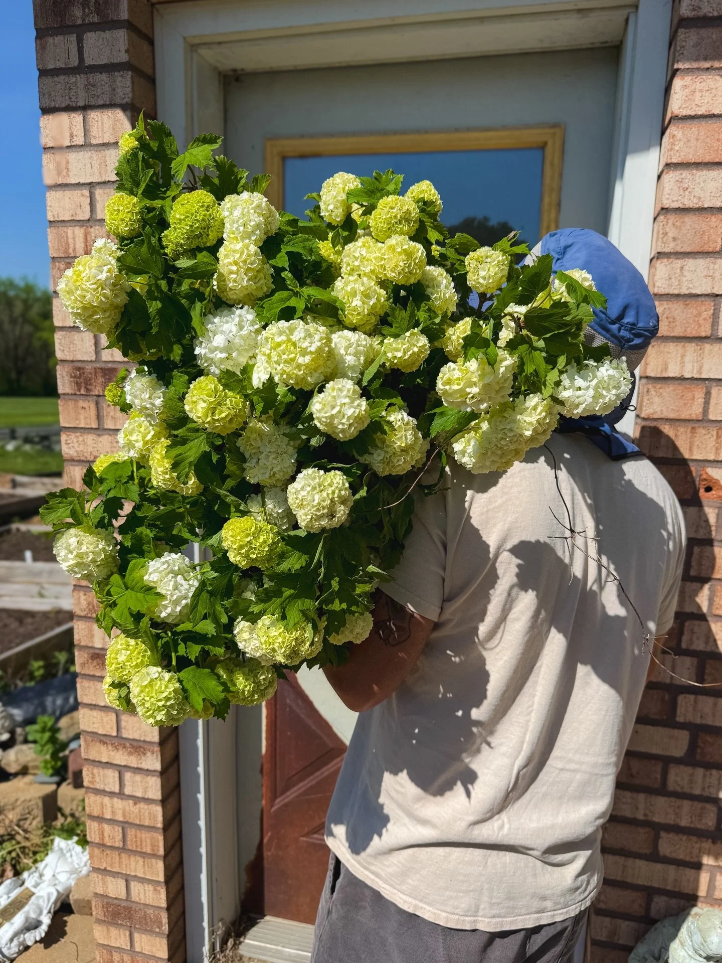 Thank you all so much for selling us out today!!! Our hearts are so full!!! There will be no farm stand tomorrow, but we will have more next weekend! Stay tuned for Mother&rsquo;s Day pre-order info! Love you guys! #flowerfarm #locallygrownflowers #s