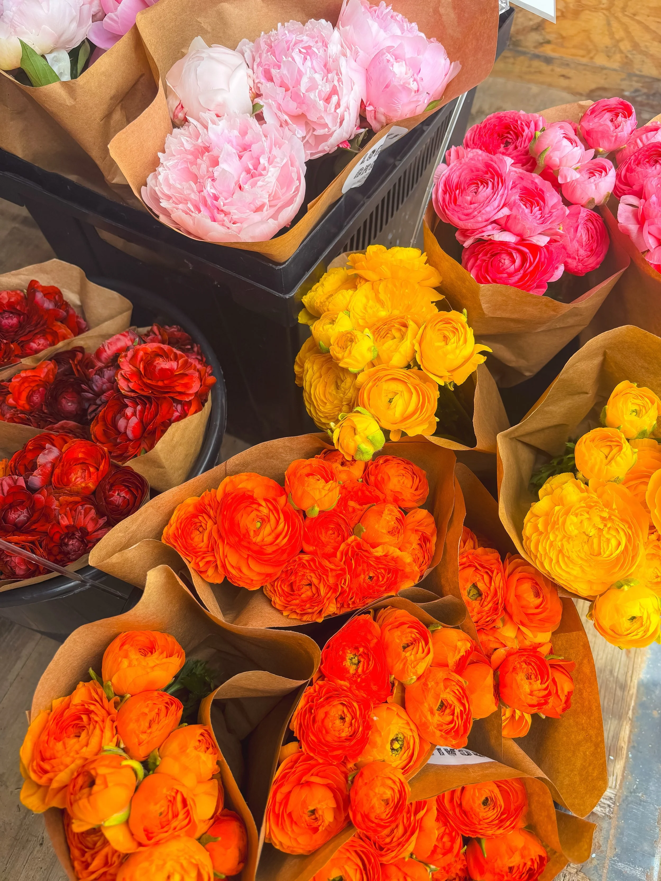 Farm stand is open from 8-noon (or sellout!) today *SUNDAY* 💐The peonies and ranunculus are almost done for the season, so enjoy them while they are here! 

Please read instructions on the sign. And please don&rsquo;t forget to submit PayPal right a