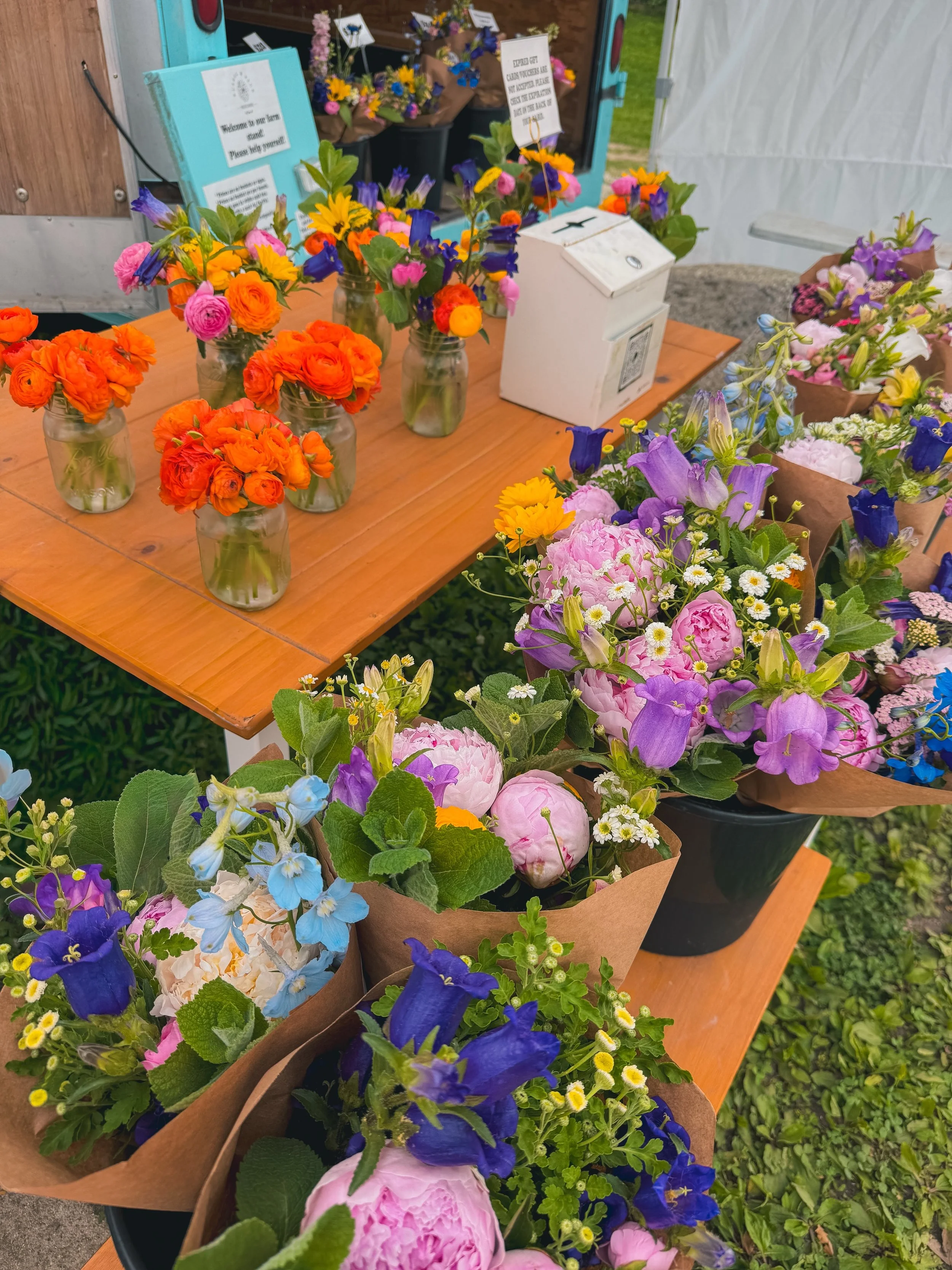🧚FARM STAND IS OPEN UNTIL NOON!🧚

Lots of choices today (Sunday)! Don&rsquo;t miss the last week for peonies and ranunculus!  Our stand is self-serve, honor system. Cash or bouquet vouchers in the white cash box or PayPal for cards. It&rsquo;s a gr