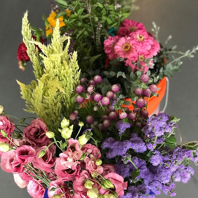 Buckets of locally grown flowers!  This summer has been a busy one for Fern, and we have enjoyed so much getting shop these beautiful flowers from @magiccityflowermarket !  If you found us on Friday nights at Live at the Plaza or if you were able to 