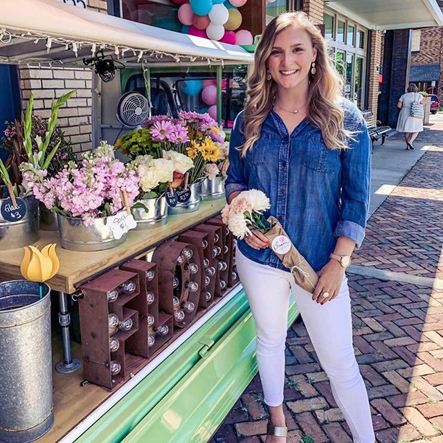 One last stop today! 
We are headed to @thetrunktuscaloosa stop by, and we promise you won&rsquo;t leave empty handed😉💐🚛 #bloomflowertruck #fern #flowertruck #bidday #freshflowers